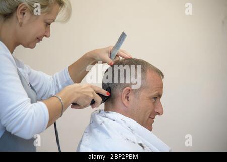 David Saint-Jacques, membro dell'equipaggio di riserva di Expedition 57 dell'Agenzia spaziale canadese, viene tagliato di capelli al Cosmonaut Hotel di Baikonur, Kazakistan, il 9 ottobre 2018, prima del lancio del razzo Soyuz dell'equipaggio verso la stazione spaziale Internazionale. Foto Stock