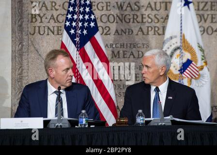 Incontro del Consiglio spaziale Nazionale il Vice Presidente Mike Pence, a destra, parla a Patrick Shanahan, vice segretario del Dipartimento della Difesa, durante la riunione del Consiglio spaziale Nazionale intitolata "Luna, Marte e Mondi oltre, vincendo la Next Frontier", Martedì 23 ottobre 2018 al National War College di Fort Lesley J. McNair a Washington. Presieduto dal Vicepresidente, il consiglio ha il compito di consigliare il Presidente in merito alla politica e alla strategia spaziale nazionale e di rivedere gli obiettivi a lungo raggio della nazione per le attività spaziali. Foto Stock