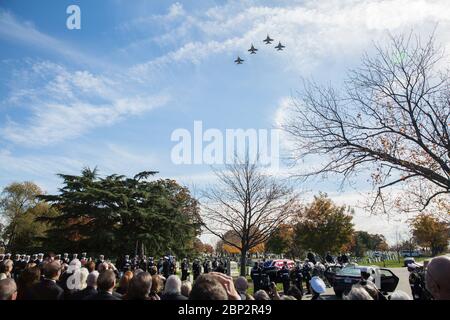 L'8 novembre 2018, la Marina degli Stati Uniti condusse un cavalcavia con F/A-18 Super Hornets durante l'internamento dell'ex astronauta Alan Bean all'Arlington National Cemetery, onorando la sua eredità come quarto uomo a camminare sulla Luna. Foto Stock