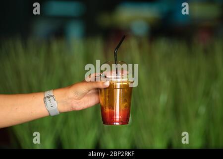 Porta con te una bevanda ghiacciata tonica espresso in una tazza da togliere Foto Stock