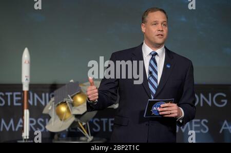 Commercial Lunar Payload Services (CLPS) Amministratore della NASA Jim Bridenstine annuncia le nove aziende statunitensi idonee ad offrire servizi di consegna della NASA alla superficie lunare attraverso contratti Commercial Lunar Payload Services (CLPS), giovedì 29 novembre 2018 presso la sede centrale della NASA a Washington. Le aziende potranno fare offerte per fornire carichi utili scientifici e tecnologici per la NASA, inclusa l'integrazione e le operazioni di carico utile, il lancio dalla Terra e l'atterraggio sulla superficie della Luna. La NASA prevede di essere uno dei molti clienti che utilizzeranno questi servizi di atterraggio commerciale. Foto Stock