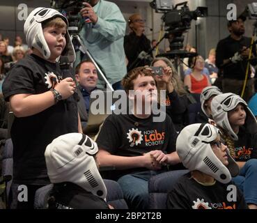 Commercial Lunar Payload Services (CLPS) un membro del team Nova Labs Robotics "brainstorm Troopers" di Reston, Virginia, fa una domanda durante un annuncio Commercial Lunar Payload Services (CLPS), giovedì 29 novembre 2018 presso la sede centrale della NASA a Washington. Nove aziende potranno fare offerte per fornire carichi utili scientifici e tecnologici per la NASA, tra cui integrazione e operazioni di carico utile, lancio dalla Terra e atterraggio sulla superficie della Luna. La NASA prevede di essere uno dei molti clienti che utilizzeranno questi servizi di atterraggio commerciale. Foto Stock