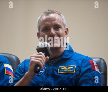 Expedition 58 Conferenza stampa spedizione 58 l'ingegnere di volo David Saint-Jacques risponde a una domanda durante una conferenza stampa, domenica 2 dicembre 2018, presso l'Hotel Cosmonaut di Baikonur, Kazakistan. Il lancio del razzo Soyuz è previsto per il 3 dicembre e porterà Saint-Jacques, ingegnere di volo Anne McClain della NASA, e il comandante di Soyuz Oleg Kononenko di Roscosmos, in orbita per iniziare la loro missione di sei mesi e mezzo sulla Stazione spaziale Internazionale. Foto Stock