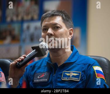 Expedition 58 Conferenza stampa spedizione 58 il Comandante di Soyuz Oleg Kononenko di Roscosmos risponde ad una domanda durante una conferenza stampa, domenica 2 dicembre 2018, presso il Cosmonaut Hotel di Baikonur, Kazakistan. Il lancio del razzo Soyuz è previsto per il 3 dicembre e porterà Kononenko, ingegnere di volo Anne McClain della NASA, e l'ingegnere di volo David Saint-Jacques della Canadian Space Agency (CSA) in orbita per iniziare la loro missione di sei mesi e mezzo sulla Stazione spaziale Internazionale. Foto Stock