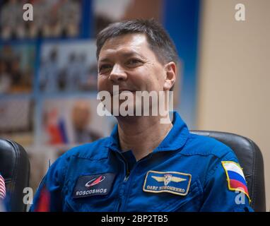 Expedition 58 Conferenza stampa spedizione 58 il Comandante di Soyuz Oleg Kononenko di Roscosmo, reagisce durante una conferenza stampa, domenica 2 dicembre 2018, presso il Cosmonaut Hotel di Baikonur, Kazakistan. Il lancio del razzo Soyuz è previsto per il 3 dicembre e porterà Kononenko, ingegnere di volo Anne McClain della NASA, e l'ingegnere di volo David Saint-Jacques della Canadian Space Agency (CSA) in orbita per iniziare la loro missione di sei mesi e mezzo sulla Stazione spaziale Internazionale. Foto Stock