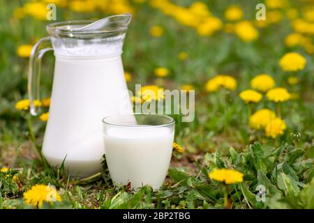 latte in vetro con dentelli sullo sfondo Foto Stock