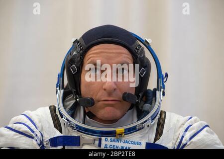 Expedition 58 Suit Up Expedition 58 l'ingegnere di volo David Saint-Jacques dell'Agenzia spaziale Canadese (CSA) è visto dopo essere stato aiutato nella sua tuta russa Sokol come lui e compagni di equipaggio, il comandante Soyuz Oleg Kononenko di Roscosmos, E l'ingegnere di volo Anne McClain della NASA si prepara per il loro lancio di Soyuz alla Stazione spaziale Internazionale, lunedì 3 dicembre 2018 presso il Cosmodrome di Baikonur in Kazakistan. Il lancio del razzo Soyuz è previsto per lo stesso giorno e porterà Saint-Jacques, Kononenko e McClain in orbita per iniziare la loro missione di sei mesi e mezzo sulla International Spac Foto Stock