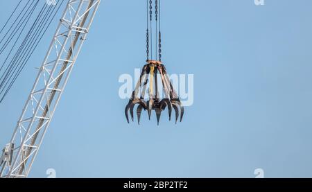 Gru di grande costruzione gialla su sfondo blu cielo spazio copia Foto Stock