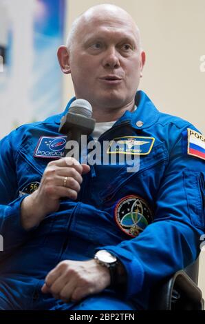 Expedition 55 Conferenza stampa spedizione 55 il Comandante di Soyuz Oleg Artemyev di Roscosmos risponde a una domanda durante una conferenza stampa, martedì 20 marzo 2018, presso il Cosmonaut Hotel di Baikonur, Kazakistan. Artemyev, l'ingegnere di volo Ricky Arnold e l'ingegnere di volo Drew Feustel della NASA sono previsti per il lancio alla Stazione spaziale Internazionale a bordo della Soyuz MS-08 mercoledì, marzo 21. Foto Stock