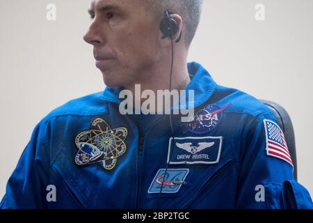 Spedizione 55 Conferenza stampa spedizione 55 il tecnico di volo Drew Feustel della NASA è visto in quarantena, dietro il vetro, durante una conferenza stampa, Martedì 20 marzo 2018 al Cosmonaut Hotel a Baikonur, Kazakistan. Feustel, Oleg Artemyev di Roscosmos, e l'ingegnere di volo Ricky Arnold della NASA sono previsti per il lancio alla Stazione spaziale Internazionale a bordo della Soyuz MS-08 mercoledì, marzo 21. Foto Stock