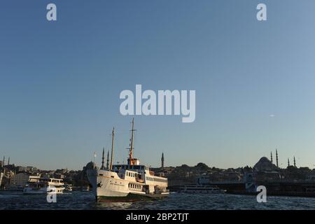 Una vista di una barca da diporto sul Bosforo, Istanbul, Turchia. Foto Stock