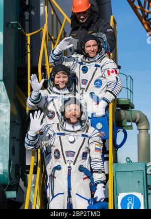 Expedition 58 Crew Wave alla Pad Expedition 58 ingegnere di volo David Saint-Jacques della Canadian Space Agency (CSA), TOP, ingegnere di volo Anne McClain della NASA, centro, E il comandante di Soyuz Oleg Kononenko di Roscosmos, fondo, si congedano prima di salire a bordo della nave spaziale Soyuz MS-11 per il lancio, lunedì 3 dicembre 2018 a Baikonur, Kazakistan. Kononenko. McClain e Saint-Jacques trascorreranno i prossimi sei mesi e mezzo a bordo della Stazione spaziale Internazionale. Foto Stock