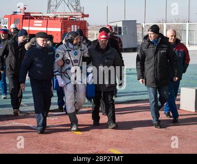 Expedition 58 Crew Wave alla Pad Expedition 58 l'ingegnere di volo David Saint-Jacques è andato al veicolo Soyuz per il lancio da Sylvain Laporte, presidente della Canadian Space Agency (CSA), secondo da destra, Lunedi, 3 dicembre 2018 a Baikonur, Kazakistan. Saint-Jacques, Comandante di Soyuz Oleg Kononenko di Roscosmos, e l'ingegnere di volo Anne McClain della NASA, trascorreranno i prossimi sei mesi e mezzo a bordo della Stazione spaziale Internazionale. Foto Stock