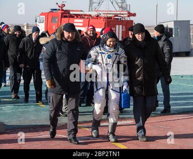 Spedizione 58 equipaggio Wave alla spedizione Pad 58 il Comandante di Soyuz Oleg Kononenko di Roscosmos è andato al veicolo di Soyuz per il lancio da parte di Dmitry Rogozin, Direttore Generale di Roscosmos, a sinistra, Lunedi, 3 dicembre 2018 a Baikonur, Kazakistan. Kononenko, ingegnere di volo Anne McClain della NASA, e l'ingegnere di volo David Saint-Jacques della Canadian Space Agency (CSA) trascorreranno i prossimi sei mesi e mezzo a bordo della International Space Station. Foto Stock