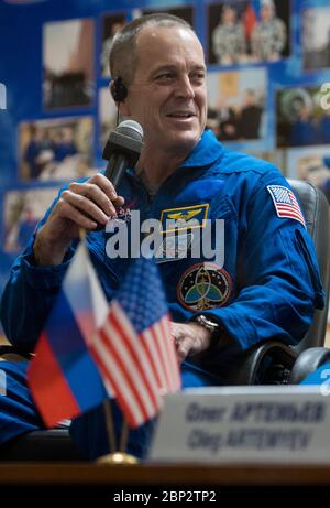 Expedition 55 Press Conference Expedition 55 l'ingegnere di volo Ricky Arnold risponde a una domanda durante una conferenza stampa, martedì 20 marzo 2018, presso l'Hotel Cosmonaut di Baikonur, Kazakistan. Arnold, Comandante di Soyuz Oleg Artemyev di Roscosmos, e l'ingegnere di volo Drew Feustel della NASA sono previsti per il lancio alla Stazione spaziale Internazionale a bordo della Soyuz MS-08 mercoledì, marzo 21. Foto Stock