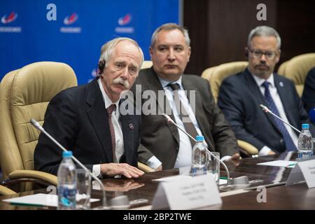 Expedition 58 Post-docking Press Conference William Gerstenmaier, amministratore associato della NASA per le operazioni di esplorazione umana, discute del successo del lancio e dell'attracco dell'equipaggio della Expedition 58 alla Stazione spaziale Internazionale durante una conferenza stampa post-docking tenutasi il 4 dicembre a Baikonur, Kazakistan. Alla conferenza stampa, Dmitry Rogozin, il capo di Roscosmos, ha annunciato che l'astronauta della NASA Nick Hague e il cosmonauta di Roscosmos Alexey Ovchinin, che erano coinvolti nell'interruzione del loro primo lancio ottobre 11, sarebbe stato riflown il 28 febbraio, insieme all'astronauta della NASA Christina Koch come Expeditio Foto Stock