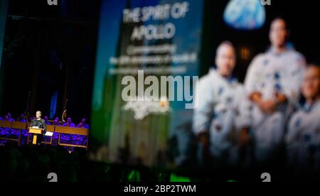 Spirit of Apollo - 50° anniversario di Apollo 8 il reverendo Randy Hollerith, Decano della Cattedrale Nazionale di Washington, accoglie tutti i partecipanti all'evento Spirit of Apollo del Museo Nazionale dell'aria e dello spazio di Smithsonian, che celebra il 50° anniversario di Apollo 8, martedì 11 dicembre, 2018 presso la Cattedrale Nazionale di Washington, DC. Apollo 8 fu il primo viaggio dell'umanità in un altro mondo, portando gli astronauti Frank Borman, Jim Lovell e William Anders alla Luna e nel dicembre del 1968. Foto Stock