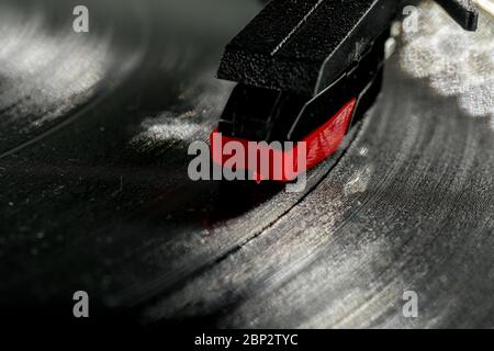 stilo giradischi macro dettaglio, ago lettura del vinile. Vecchio stilo del lettore di dischi su un disco rotante, vintage. Foto Stock