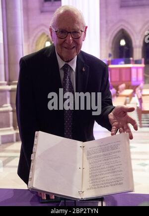 Spirit of Apollo - 50° anniversario dell'Apollo 8 l'astronauta Jim Lovell propone un'immagine con il suo piano di volo della missione durante l'evento Spirit of Apollo del Museo Nazionale dell'aria e dello spazio di Smithsonian, che commemorava il 50° anniversario dell'Apollo 8, martedì 11 dicembre, 2018 presso la Cattedrale Nazionale di Washington, DC. Apollo 8 fu il primo viaggio dell'umanità in un altro mondo, portando gli astronauti Frank Borman, Jim Lovell e William Anders alla Luna e nel dicembre del 1968. Foto Stock