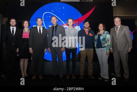 Incontro dell'Unione geofisica americana Christine McEntee, Direttore Esecutivo e Amministratore Delegato dell'Unione geofisica americana (AGU), secondo da sinistra; Amministratore della NASA Jim Bridenstine, terzo da sinistra; Thomas Zurbuchen, amministratore associato, direzione Missione scientifica, NASA, quarto da sinistra; E Dennis Andrucyk, vice amministratore associato, Science Mission Direction, NASA, destra, posa per una foto con i vincitori del concorso di storytelling di visualizzazione dei dati AGU durante l'annuale meeting AGU, martedì 11 dicembre 2018 presso il Washington Convention Center di Washington. Foto Stock