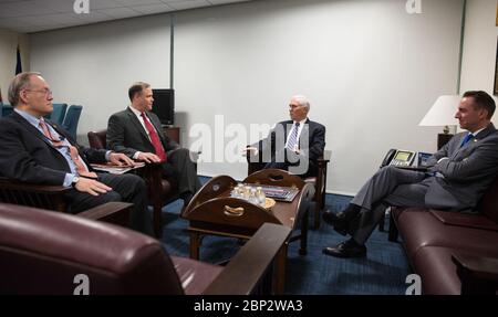Il 12 dicembre 2018, il vicepresidente Mike Pence ha visitato la sede della NASA a Washington, D.C., incontrando l'amministratore Jim Bridenstine e i funzionari per discutere i progressi sulla direttiva sulla politica spaziale 1. Foto Stock