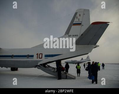 Spedizione 57 preparativi per lo sbarco le forze di ricerca e recupero NASA, ESA, Roscosmo e russe arrivano a Zhezkazgan, Kazakistan, prima dell'atterraggio della spedizione 57 membri dell'equipaggio Serena Auñón-Cancelliere della NASA, Alexander Gerst dell'ESA (Agenzia spaziale europea) e Sergey Prokopyev di Roscosmos. Mercoledì 19 dicembre 2018. Auñón-Cancelliere, Gerst e Prokopyev tornano dopo 197 giorni nello spazio dove hanno servito come membri della spedizione 56 e 57 equipaggi a bordo della Stazione spaziale Internazionale. Foto Stock