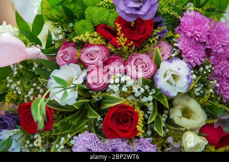 Un bouquet di fiori sul Table.Rainbow Daisies. Fiore arcobaleno di crisantemo. Mazzi di fiori arcobaleno Chryslanthemum . mazzo multicolore di Foto Stock