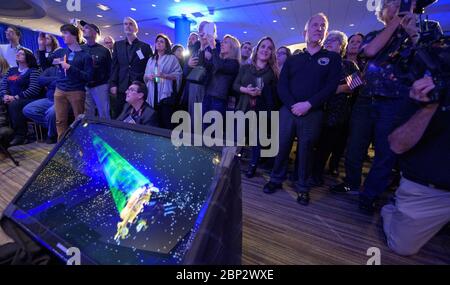 New Horizons ultima Thule Flyby New Horizons investigatore principale Alan Stern del Southwest Research Institute (SwRI), Boulder, CO, destra, insieme ad altri membri del team di missione e ospite guarda Brian May, Il chitarrista principale della rock band Queen and Astrofisicist mostra un video con una nuova canzone che ha scritto per la missione New Horizons, martedì 1 gennaio 2019 presso la Johns Hopkins University Applied Physics Laboratory (APL) di Laurel, Maryland. Foto Stock