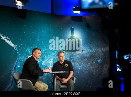 New Horizons ultima Thule Flyby Mike Buckley, senior public information Office presso il laboratorio di fisica applicata della Johns Hopkins University, a sinistra, e New Horizons Encounter Mission Manager Mark Holdridge del laboratorio di fisica applicata della Johns Hopkins University, a destra, Guarda un feed dal vivo del Mission Operations Center (MOC) insieme agli ospiti e ai membri del team New Horizons mentre attendono di ricevere la conferma da parte della navicella spaziale che ha completato il flyby di ultima Thule, martedì 1 gennaio 2019 presso il Johns Hopkins University Applied Physics Laboratory (APL) di Laurel, Maryland. Foto Stock