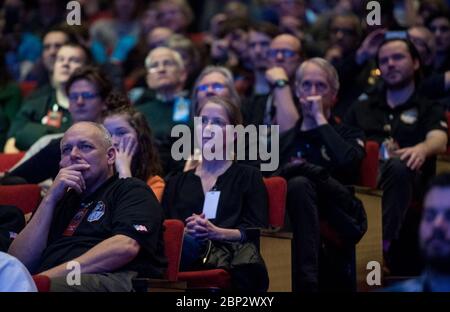 I membri del team New Horizons ultima Thule Flyby New Horizons e gli ospiti guardano un feed dal vivo del Mission Operations Center (MOC) mentre il team attende di ricevere la conferma da parte della navicella spaziale che ha completato il flyby di ultima Thule, martedì 1 gennaio, 2019 presso il laboratorio di fisica applicata della Johns Hopkins University (APL) a Laurel, Maryland. Foto Stock