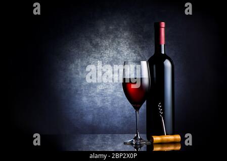 Composizione di vino rosso su sfondo nero Foto Stock