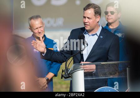 Conferenza stampa SpaceX Demo-1 l'amministratore della NASA Jim Bridenstine risponde a una domanda durante una conferenza stampa in vista della missione SpaceX Demo-1, venerdì 1 marzo 2019 presso il Kennedy Space Center in Florida. La missione Demo-1 sarà il primo lancio di un veicolo spaziale americano costruito e gestito in commercio e sistema spaziale progettato per gli esseri umani come parte del programma Commercial Crew della NASA. La missione, attualmente destinata al lancio delle 2:49 del 2 marzo, servirà come test end-to-end delle capacità del sistema. Foto Stock