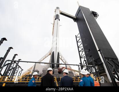 SpaceX Demo-1 Preflight SpaceX CEO e Chief Designer Elon Musk, secondo da sinistra, Jim Bridenstine, amministratore della NASA, terzo da destra, e gli astronauti della NASA Mike Hopkins, Victor Glover, Doug Hurley e Bob Behnken sono visti con il razzo SpaceX Falcon 9 con la navetta della compagnia Crew Dragon a bordo durante un tour del complesso di lancio 39A prima del lancio della missione Demo-1 il primo sabato mattina, venerdì 1 marzo 2019 al Kennedy Space Center in Florida. La missione Demo-1 è stata lanciata alle 2:49 ET sabato 2 marzo ed è stata il primo lancio di un americano costruito e gestito in commercio Foto Stock