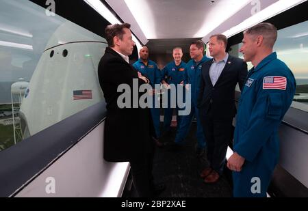 SpaceX Demo-1 Preflight SpaceX CEO e Chief Designer Elon Musk, sinistra, astronauti della NASA Victor Glover, Doug Hurley, Bob Behnken, amministratore della NASA Jim Bridenstine, E l'astronauta della NASA Mike Hopkins si vede all'interno del braccio di accesso dell'equipaggio con la navicella spaziale SpaceX Crew Dragon visibile dietro di loro durante un tour del complesso di lancio 39A prima del lancio della missione Demo-1 di sabato mattina, venerdì 1 marzo 2019 al Kennedy Space Center in Florida. La missione Demo-1 è stata lanciata alle 2:49 ET sabato 2 marzo ed è stata la prima volta lanciata una navicella spaziale americana an costruita e gestita in commercio Foto Stock