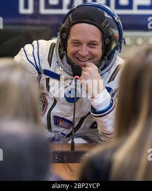 L'astronauta della NASA Ricky Arnold parla con la famiglia e gli amici dopo il controllo della pressione della tuta russa Sokol prima di lanciare a bordo della Sojuz MS-08 dal cosmodromo di Baikonur in Kazakistan il 21 marzo 2018, insieme ai membri dell'equipaggio Oleg Artemyev e Drew Feustel alla stazione spaziale Internazionale. Foto Stock