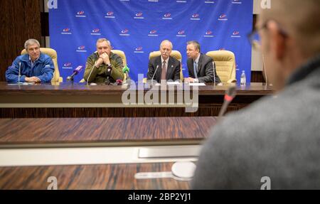 Expedition 59 Post docking Press Conference Roscosmos Direttore dei programmi di luce spaceflight umana Sergei Krikalev, sinistra, Roscosmos Direttore Generale Dmitry Rogozin, centro, E l'Amministratore associato della NASA per la direzione operativa e esplorazione umana William Gerstenmaier risponde alle domande durante una conferenza stampa post-docking della spedizione 59, venerdì 15 marzo 2019 presso l'Hotel Baikonur di Baikonur, Kazakistan. Foto Stock