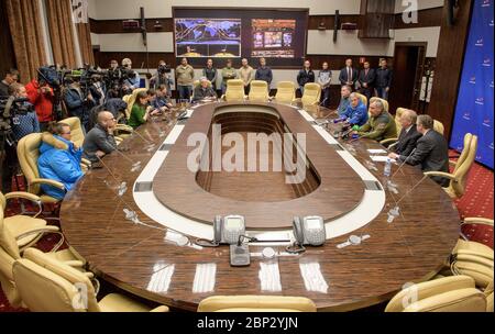 Spedizione 59 Post docking Conferenza stampa Roscosmo Direttore dei programmi di luce spaceflight umana Sergei Krikalev, Roscosmos Direttore Generale Dmitry Rogozin, E l'Amministratore associato della NASA per la direzione operativa e esplorazione umana William Gerstenmaier risponde alle domande durante una conferenza stampa post-docking della spedizione 59, venerdì 15 marzo 2019 presso l'Hotel Baikonur di Baikonur, Kazakistan. Foto Stock