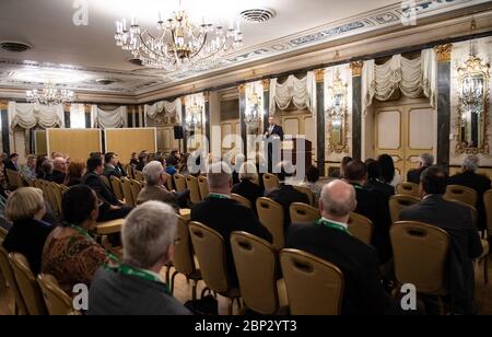 Simposio spaziale - All Hands Meeting Amministratore della NASA Jim Bridenstine commenta un incontro di agenzia al Simposio spaziale, lunedì 8 aprile 2019, presso il Broadmoor Hotel di Colorado Springs, Colorado. Erano presenti funzionari della NASA provenienti da centri della NASA in tutto il paese. Foto Stock