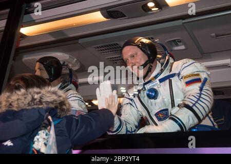 Spedizione 55 spedizione Preflight 55 il Comandante di Soyuz Oleg Artemyev di Roscosmos saluta con la famiglia e gli amici mentre lui e gli ingegneri di volo Ricky Arnold e Drew Feustel della NASA partono per il lancio alcune ore prima del loro lancio, mercoledì 21 marzo 2018 al Baikonur Cosmodrome Kazakhstan. Il lancio del razzo Soyuz manderà Artemyev, Arnold e Feustel in missione per cinque mesi a bordo della Stazione spaziale Internazionale. Foto Stock