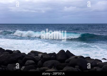 Onde dell'oceano Atlantico che si infrangono sulla riva dell'isola di Madeira, Portogallo Foto Stock