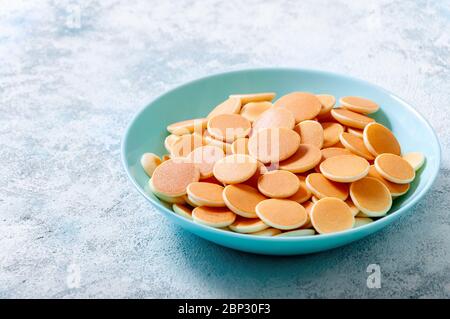 Pancake di cereali in ciotola su tavola di pietra grigia. Cucina alla moda. Foto Stock