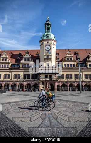 Leipzig, Germania, 03-18-020 mercato con Old Townhall Foto Stock