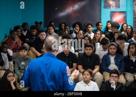 L'astronauta Ricky Arnold al Challenger Center l'astronauta della NASA Ricky Arnold parla del suo tempo a bordo della Stazione spaziale Internazionale (ISS) durante le Expeditions 55 e 56, venerdì 3 maggio 2019 al Challenger Centre di Lanham, MD. Durante la spedizione 55/56, Arnold completò tre passeggiate spaziali per un totale di 19.5 ore fuori dalla stazione spaziale, e concluse la sua missione di 197 giorni quando atterrò in un'area remota vicino alla città di Zhezkazgan, Kazakistan, nell'ottobre 2018. Ha anche volato alla stazione spaziale nella missione navetta STS-119 per consegnare la coppia finale di ali di array solare che generano energia. Foto Stock