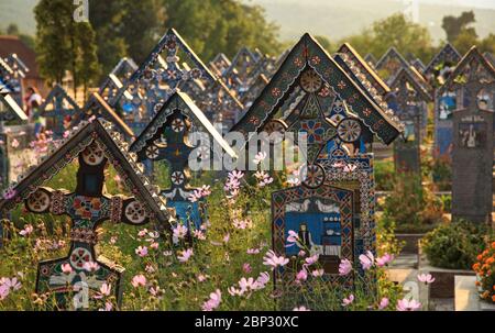 Croci in legno dipinte nel bellissimo Cimitero Merry nella Contea di Maramures, monumenti unici e divertenti Romania Foto Stock