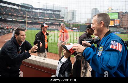 L'astronauta Ricky Arnold a Baltimora Orioles Game l'astronauta della NASA e il nativo del Maryland Ricky Arnold scatta una foto con un giovane fan prima che i Tampa Bay Rays si accingano a Baltimora Orioles, sabato 4 maggio 2019 a Camden Yards a Baltimora, Md. Durante i 197 giorni di Arnold a bordo della Stazione spaziale Internazionale, Come parte delle Expeditions 55 e 56, si è avventurato fuori dalla stazione spaziale su tre passeggiate spaziali, oltre a condurre numerosi esperimenti e eventi educativi downlink. Foto Stock