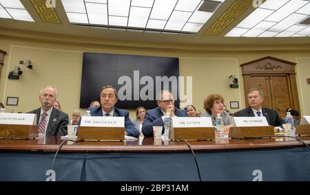 L'amministratore associato della NASA William Gerstenmaier, insieme ad altri esperti, partecipa a un'audizione sull'esplorazione lunare e dello spazio profondo presso la sottocommissione della camera sullo spazio e l'aeronautica a Washington, D.C., il 10 luglio 2019, discutendo del futuro dell'esplorazione spaziale. Foto Stock