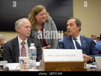 I funzionari della NASA William Gerstenmaier, Suzanne Gillen e Mark Sirangelo si preparano per un'audizione della sottocommissione della camera sull'esplorazione dello spazio profondo e i programmi lunari, tenutasi l'8 maggio 2019 presso il Rayburn House Office Building di Washington. Foto Stock