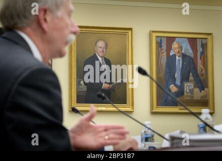 L'amministratore associato della NASA William Gerstenmaier testimonia l'esplorazione dello spazio profondo e il programma lunare durante un'audizione della sottocommissione per lo spazio e l'aeronautica a Washington, D.C., l'8 maggio 2019. L'udienza si concentra sulle missioni della NASA su Marte e lunari. Foto Stock