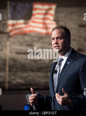 Il 14 maggio 2019, l'amministratore della NASA Jim Bridenstine ha rilasciato osservazioni di apertura presso un municipio della NASA a Washington, D.C., discutendo l'emendamento alla richiesta di bilancio per l'anno fiscale 20, volto a sostenere l'obiettivo dell'agenzia di atterrare gli astronauti sulla Luna entro il 2024. Foto Stock