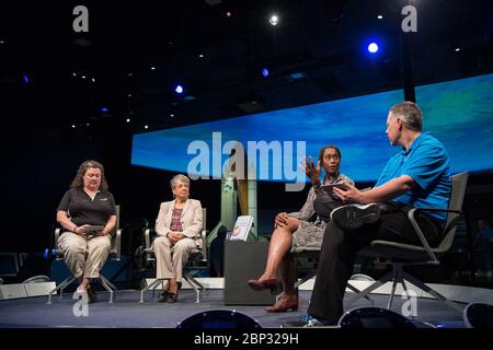 Il 12 giugno 2019, la tavola rotonda sul libro "Hidden Figures" ha visto la partecipazione dell'autore Margot Lee Shetterly e del computer umano della NASA Christine Darden allo Smithsonian National Air and Space Museum. Foto Stock